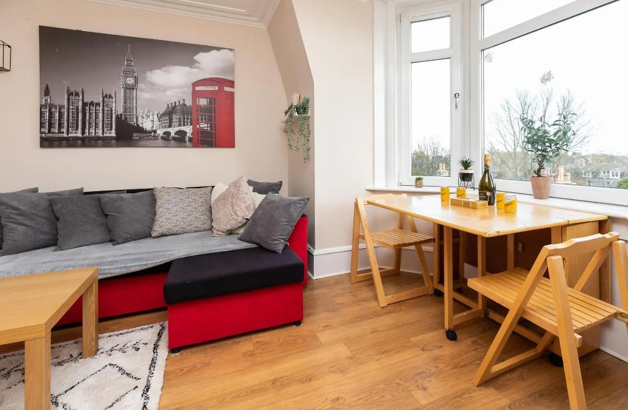 Modern Aberdeen City Apartment Free Parking