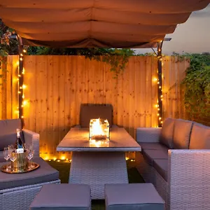 Exquisite Apartments- With Garden Lounge & games room Apartment Cardiff