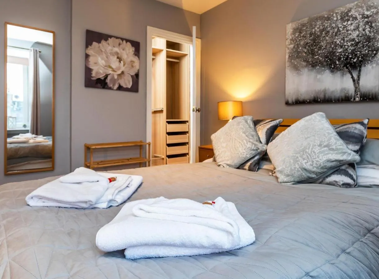Modern Aberdeen City Apartment Free Parking