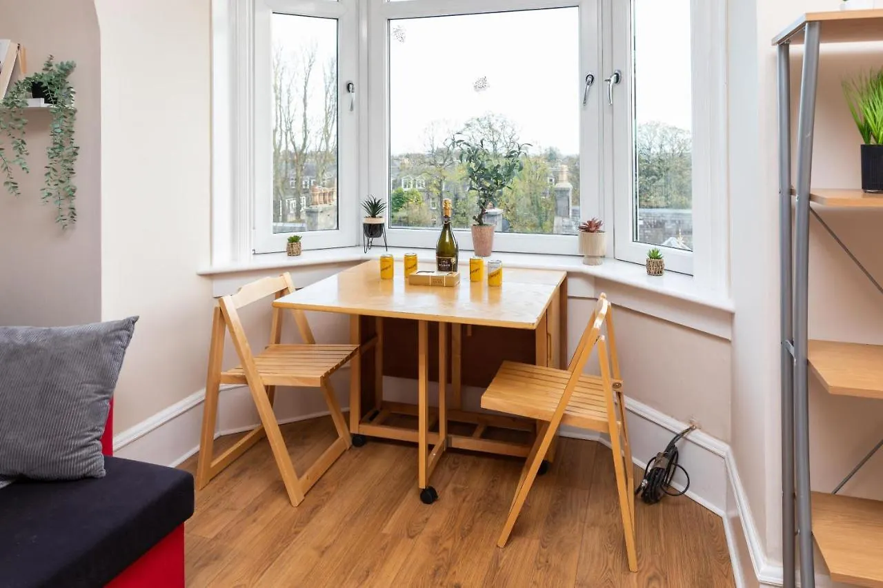 Modern Aberdeen City Apartment Free Parking